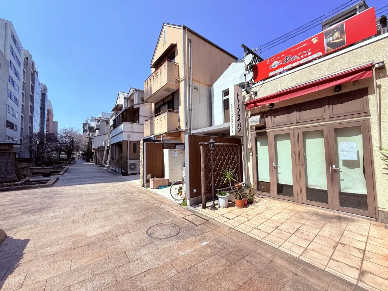 2026年3月13日に閉店した「洋ふう食堂 トラとフライパン」の外観（南側）