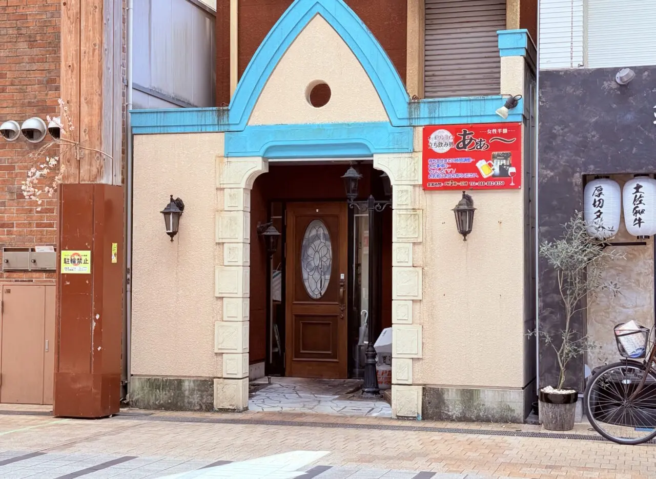 2026年3月13日に閉店した「洋ふう食堂 トラとフライパン」の外観（商店街側）