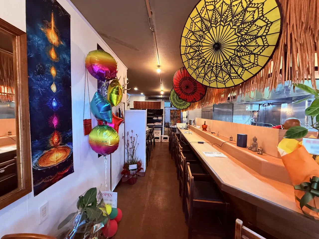 2026年4月11日に天神橋通商店街にオープンした「ミャンマー料理 (ア メイ エイン) 母の味」の店内の様子