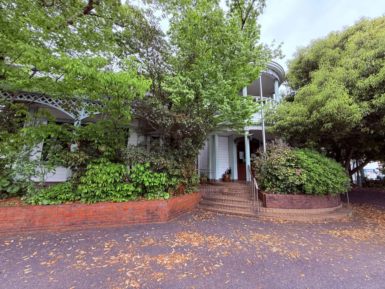 2026年5月17日に閉店する現代企業のレストラン「風見鶏」の外観