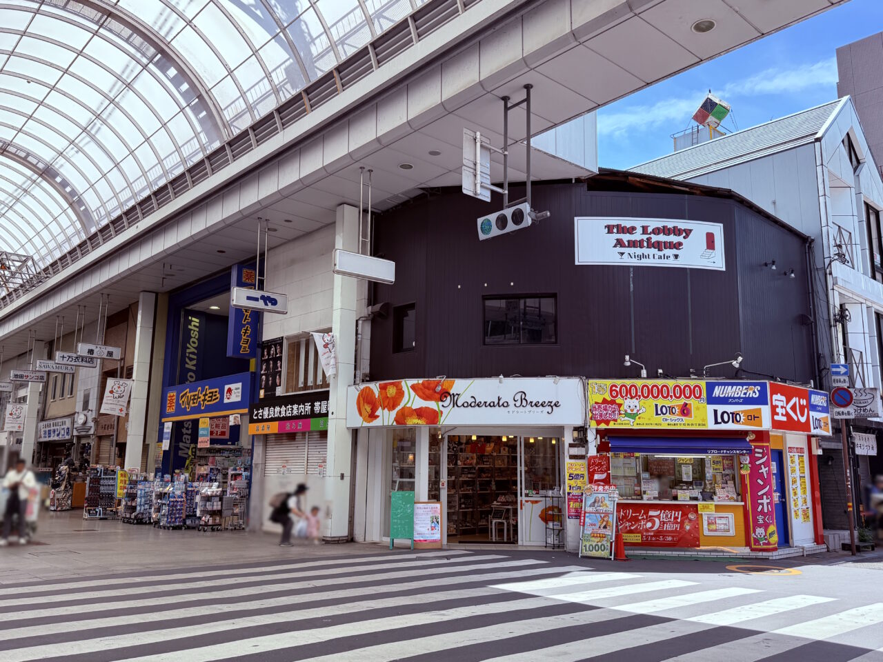2026年6月中旬ごろにオープン予定の夜カフェ「The Lobby Antique -Night Cafe-」の周辺の様子