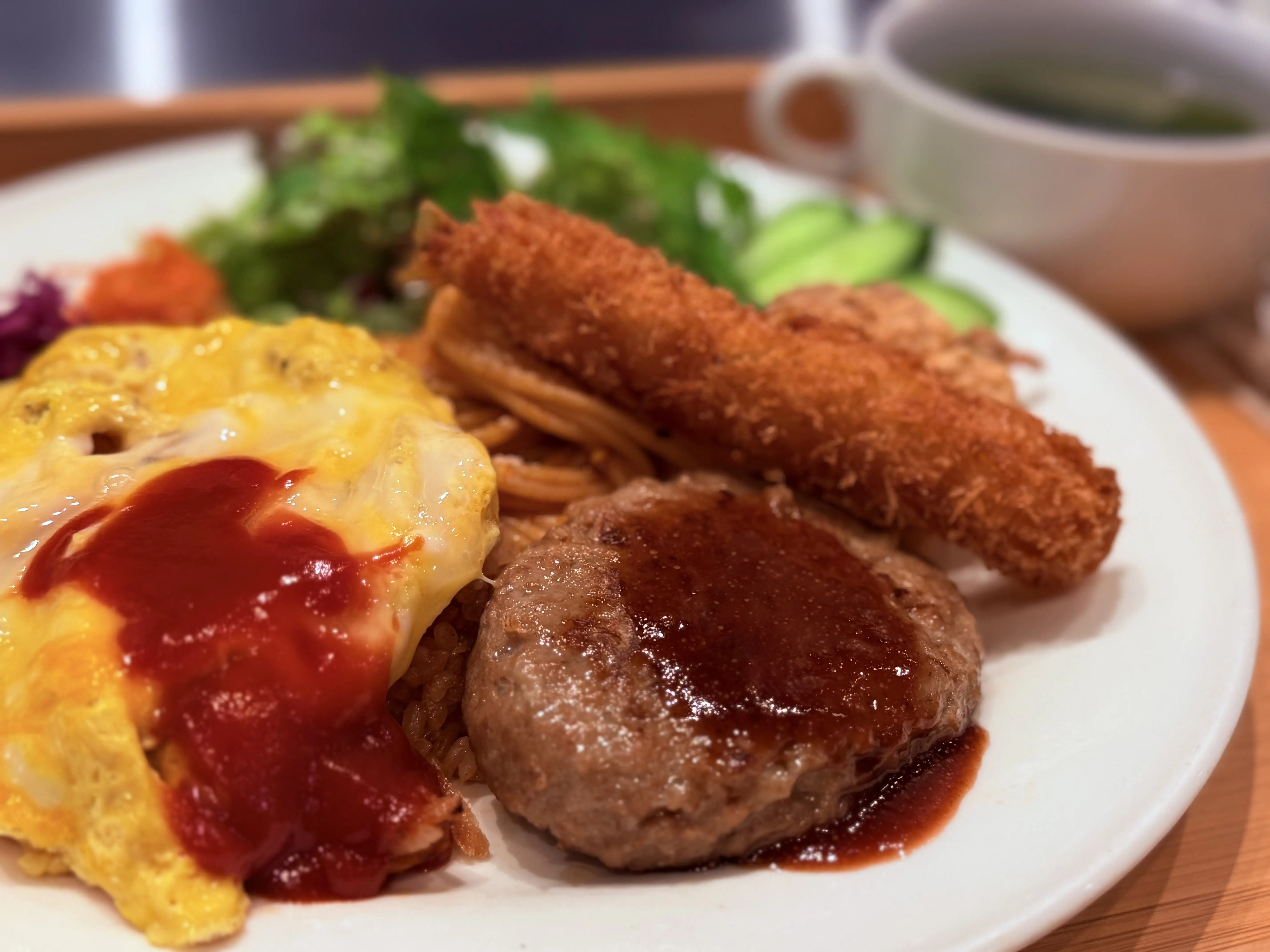 2026年3月17日にオープンした間借りランチのお店「momen+met.(モーメンタスメット)」の「大人のお子様ランチ」