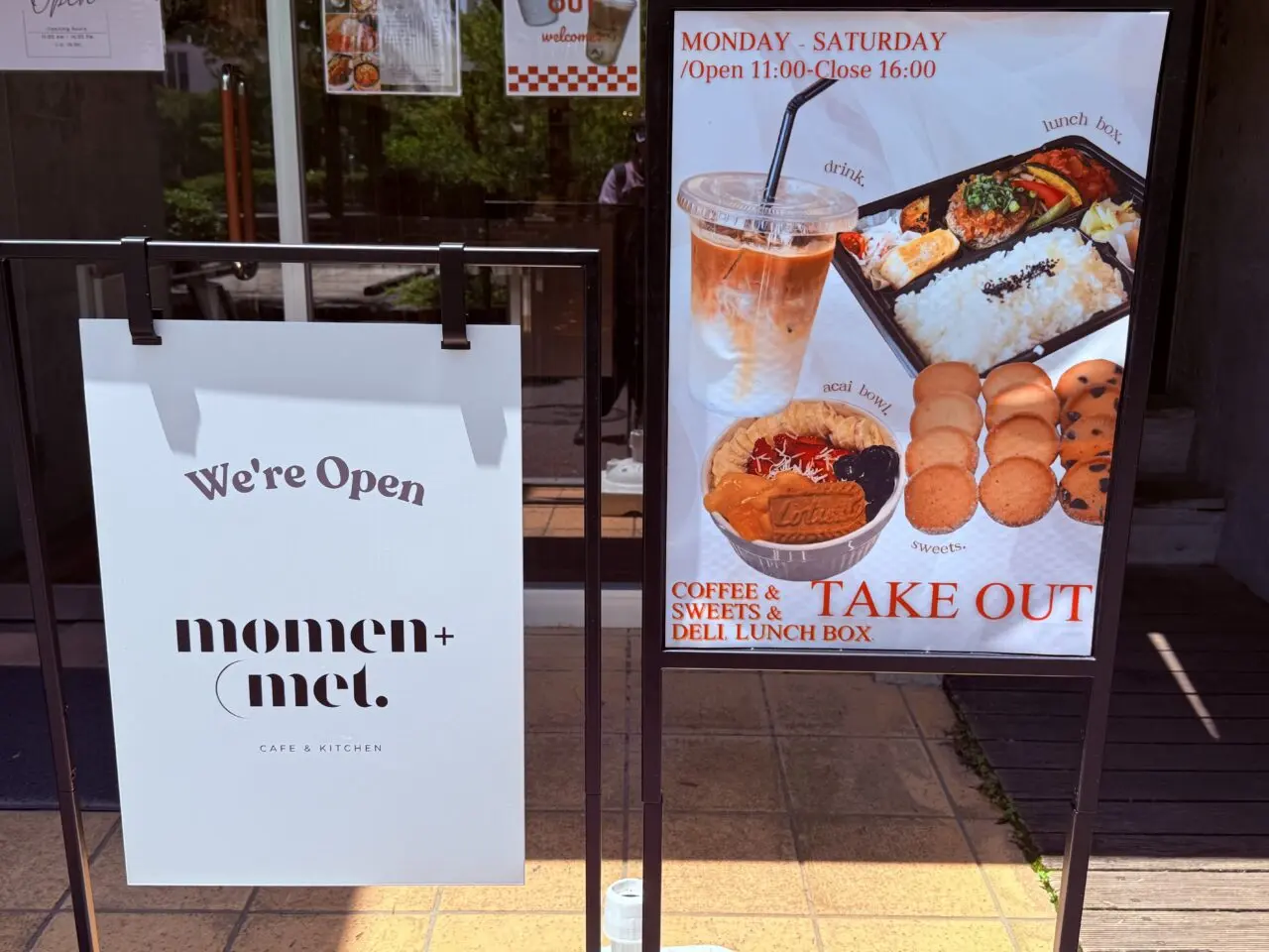 2026年3月17日にオープンした間借りランチのお店「momen+met.(モーメンタスメット)」の看板