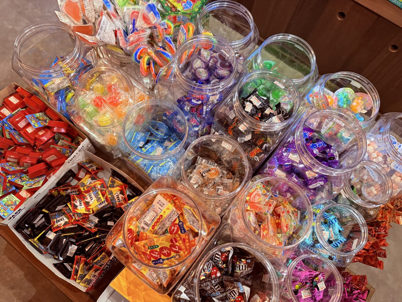 2026年3月末ごろにオープンした「まちの駄菓子屋」の店内の様子