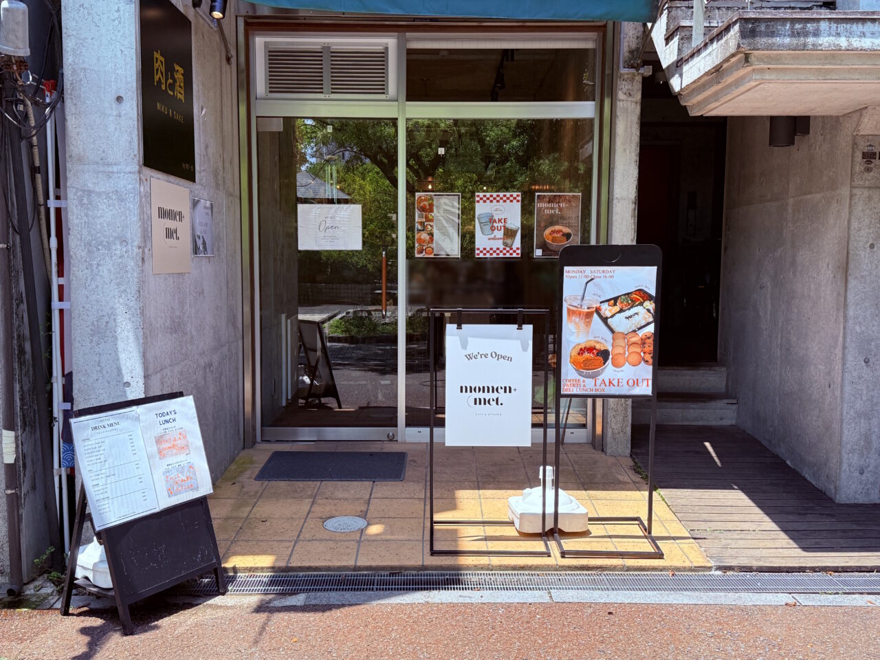 2026年3月17日にオープンした間借りランチのお店「momen+met.(モーメンタスメット)」の外観
