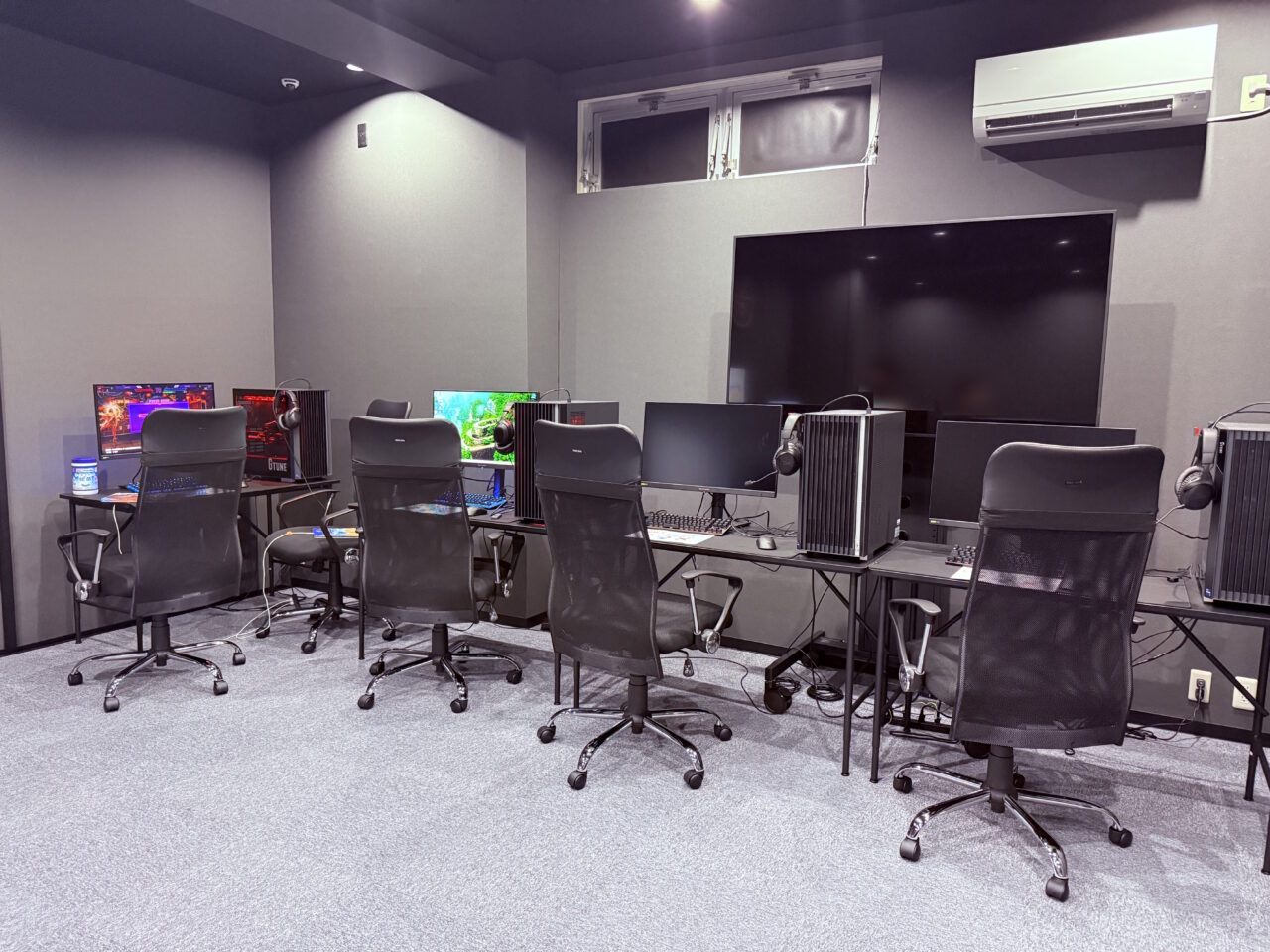2026年4月18日にオープンした「高知eスポーツGYM」の施設内の様子