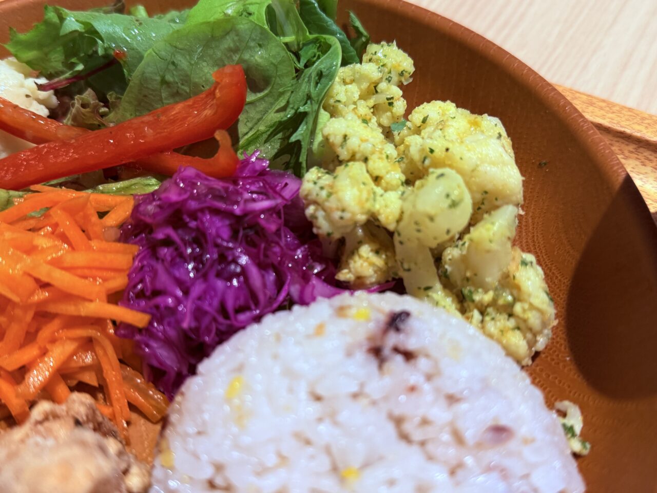 イオンモール高知のフードコートにオープンした「鳥〇食堂×タニタカフェ」の「タニタカフェ+定食(から揚げ)」