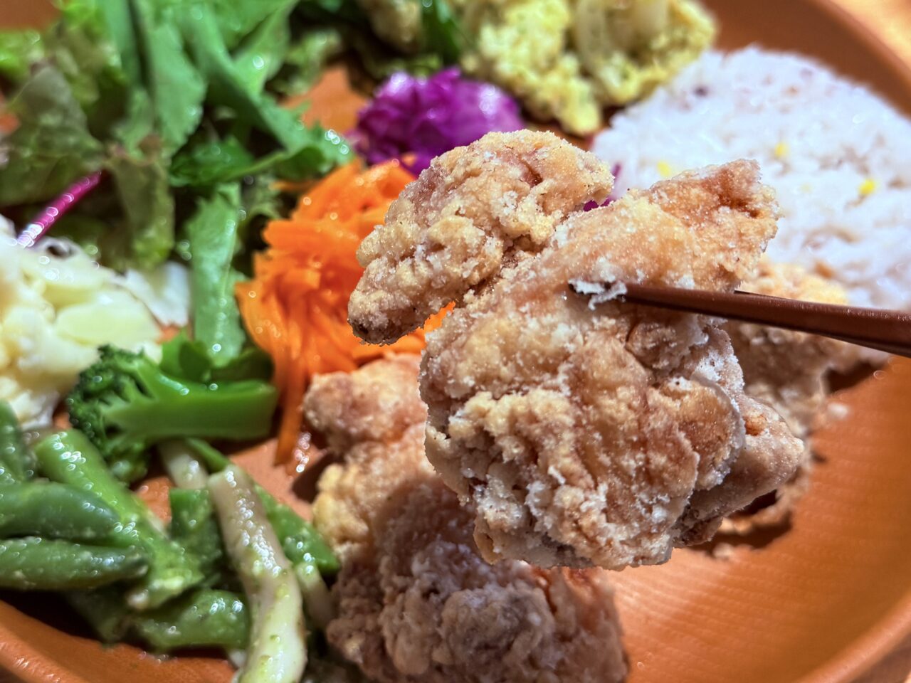 イオンモール高知のフードコートにオープンした「鳥〇食堂×タニタカフェ」の「タニタカフェ+定食(から揚げ)」