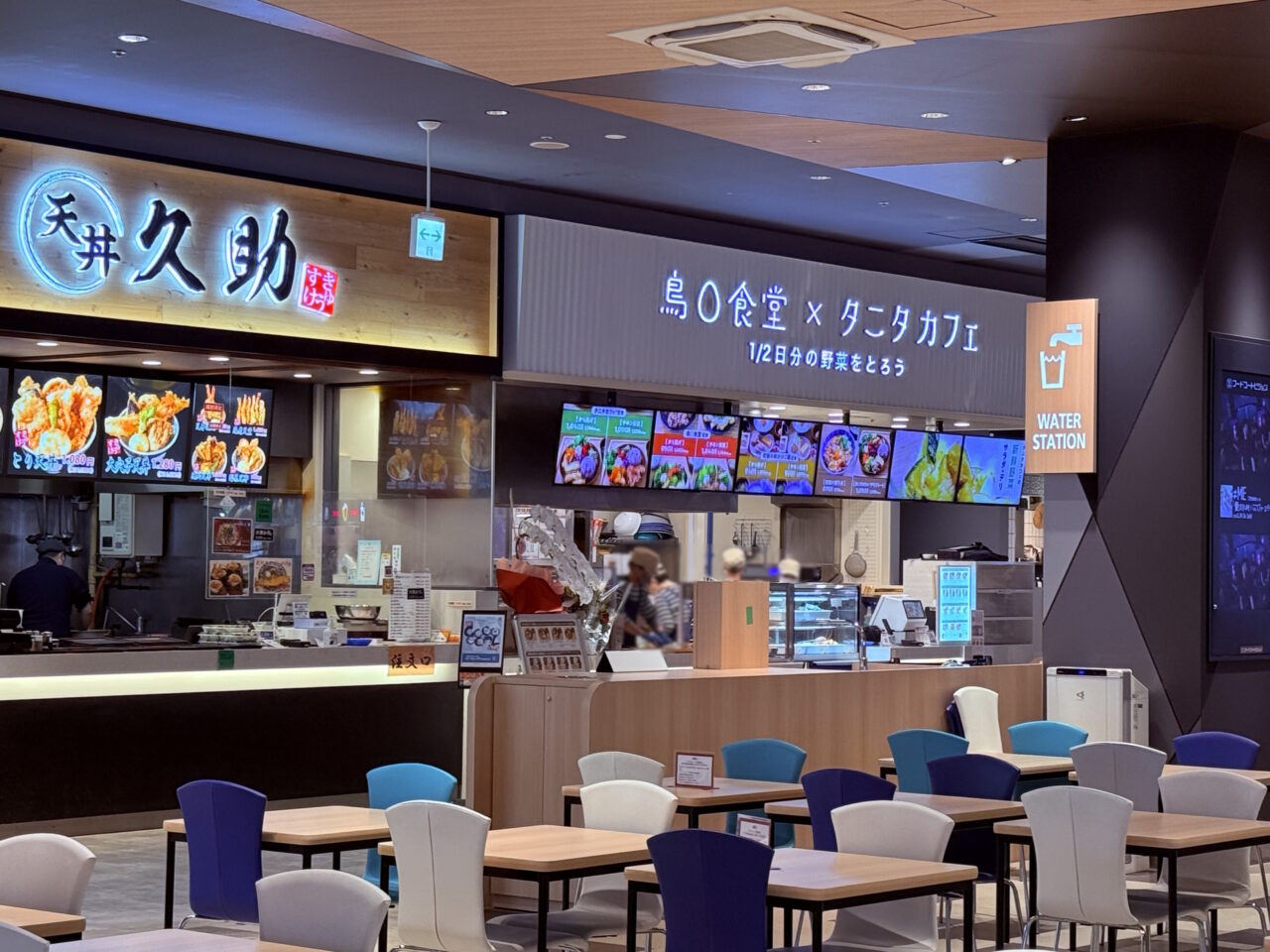 イオンモール高知のフードコートにオープンした「鳥〇食堂×タニタカフェ」の外観