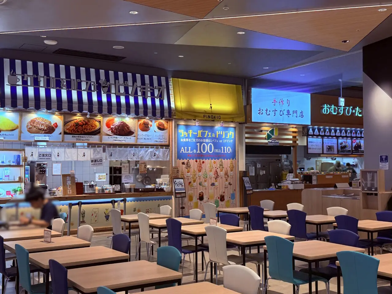 2026年8月3日に閉店する「グリル&パフェ ピノキオ」があるイオンモール高知のフードコート