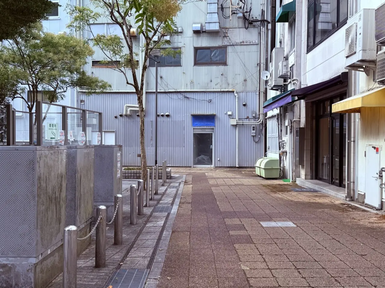 看板が取り外された様子の「ファミリーマート 高知中央公園前店」