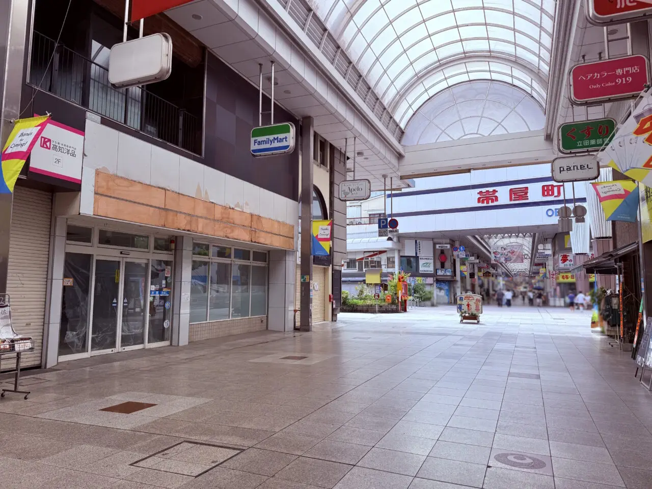 看板が取り外された「ファミリーマート 高知中央公園前店」