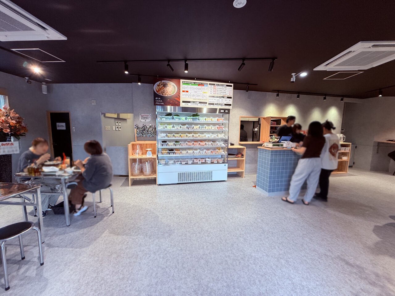 2026年8月1日にオープンした麻辣湯専門店「福恩麻辣湯 高知河ノ瀬店」の店内の様子