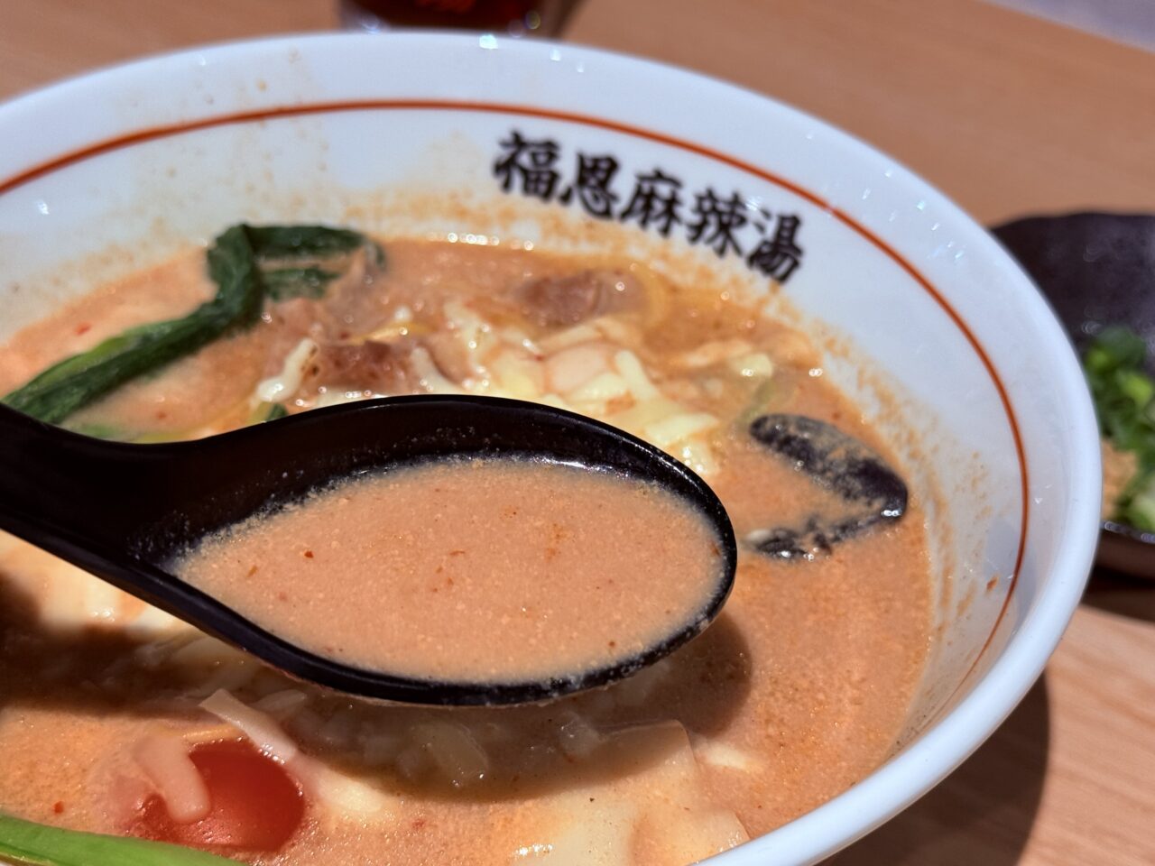 2026年8月1日にオープンした麻辣湯専門店「福恩麻辣湯 高知河ノ瀬店」の麻辣湯(0.5辛)