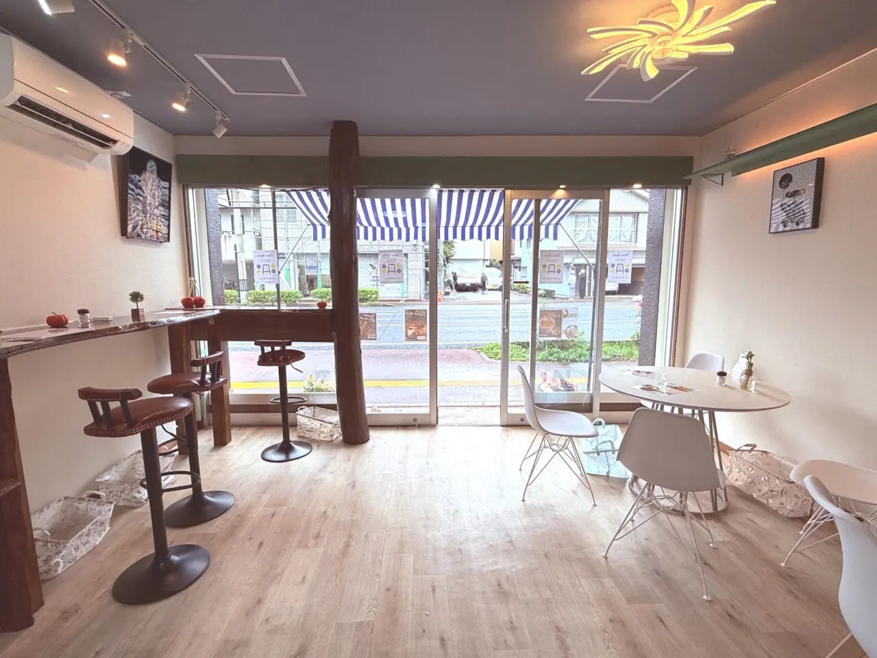 2026年9月27日に高知市大膳町にオープンした「Cafe NonamE」の店内の様子