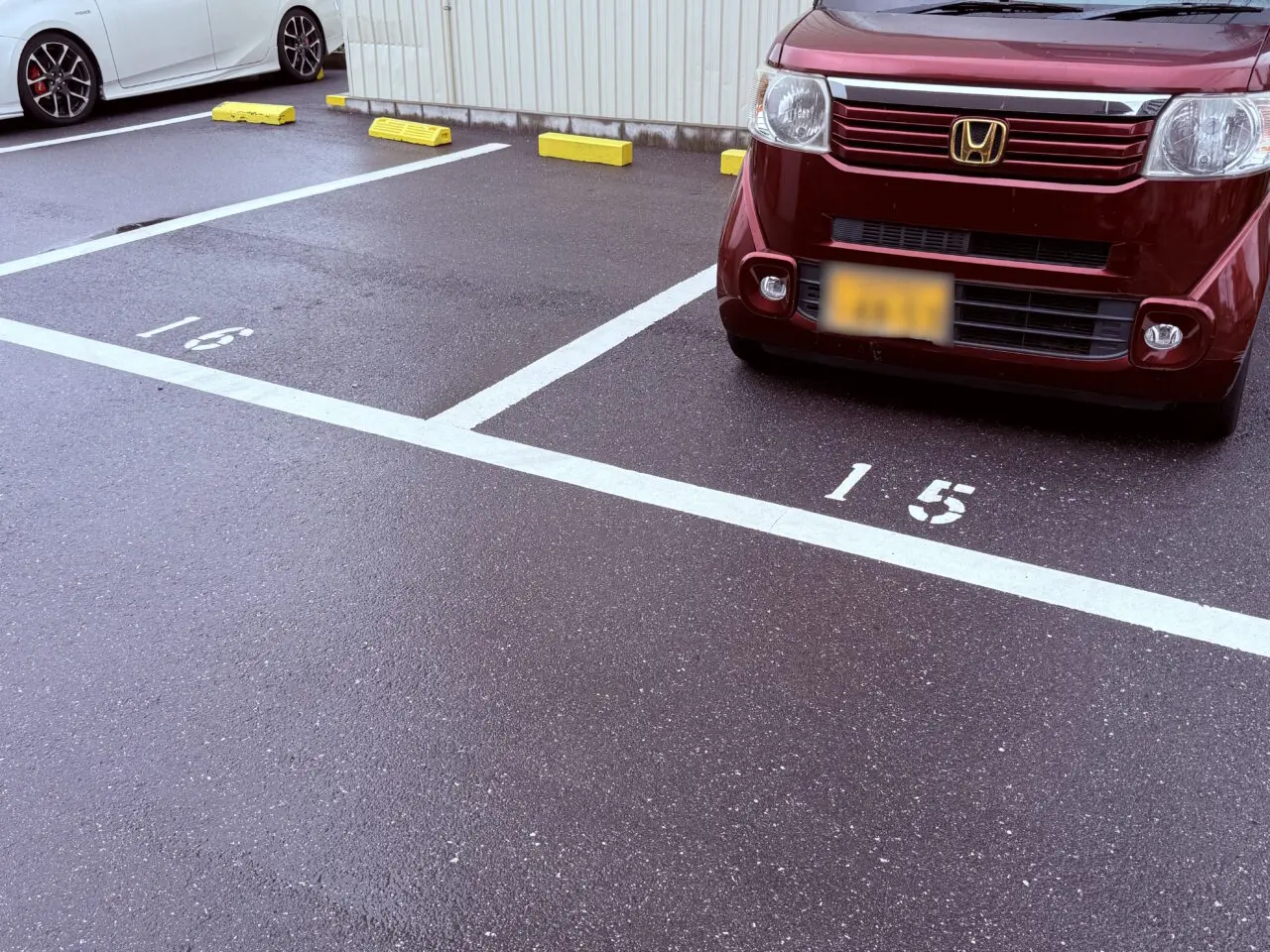 2026年9月27日に高知市大膳町にオープンした「Cafe NonamE」の駐車場
