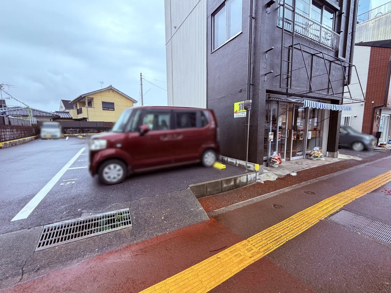 2026年9月27日に高知市大膳町にオープンした「Cafe NonamE」の駐車場