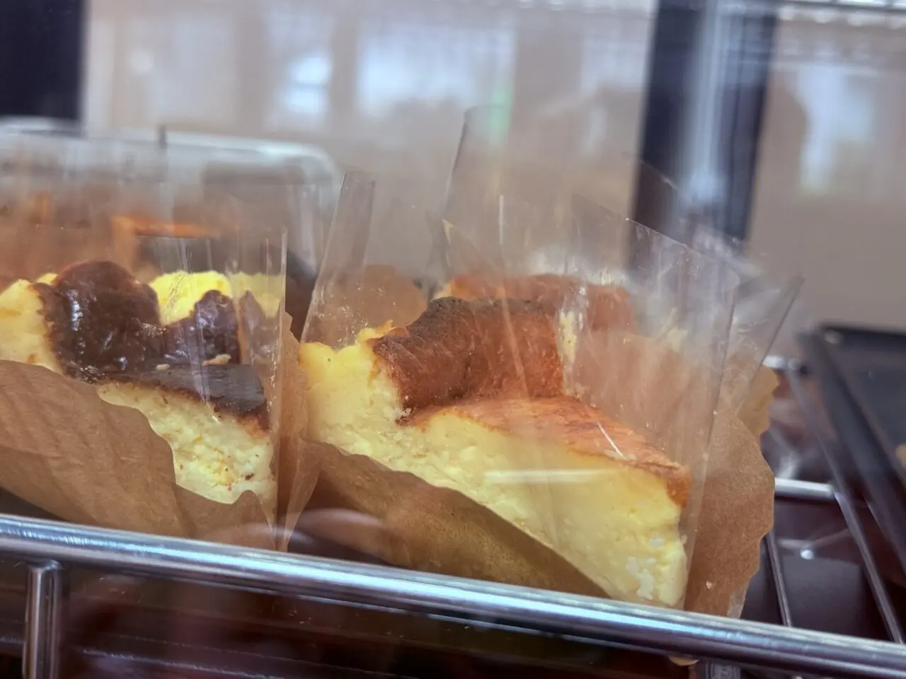2026年9月27日に高知市大膳町にオープンした「Cafe NonamE」のスイーツ