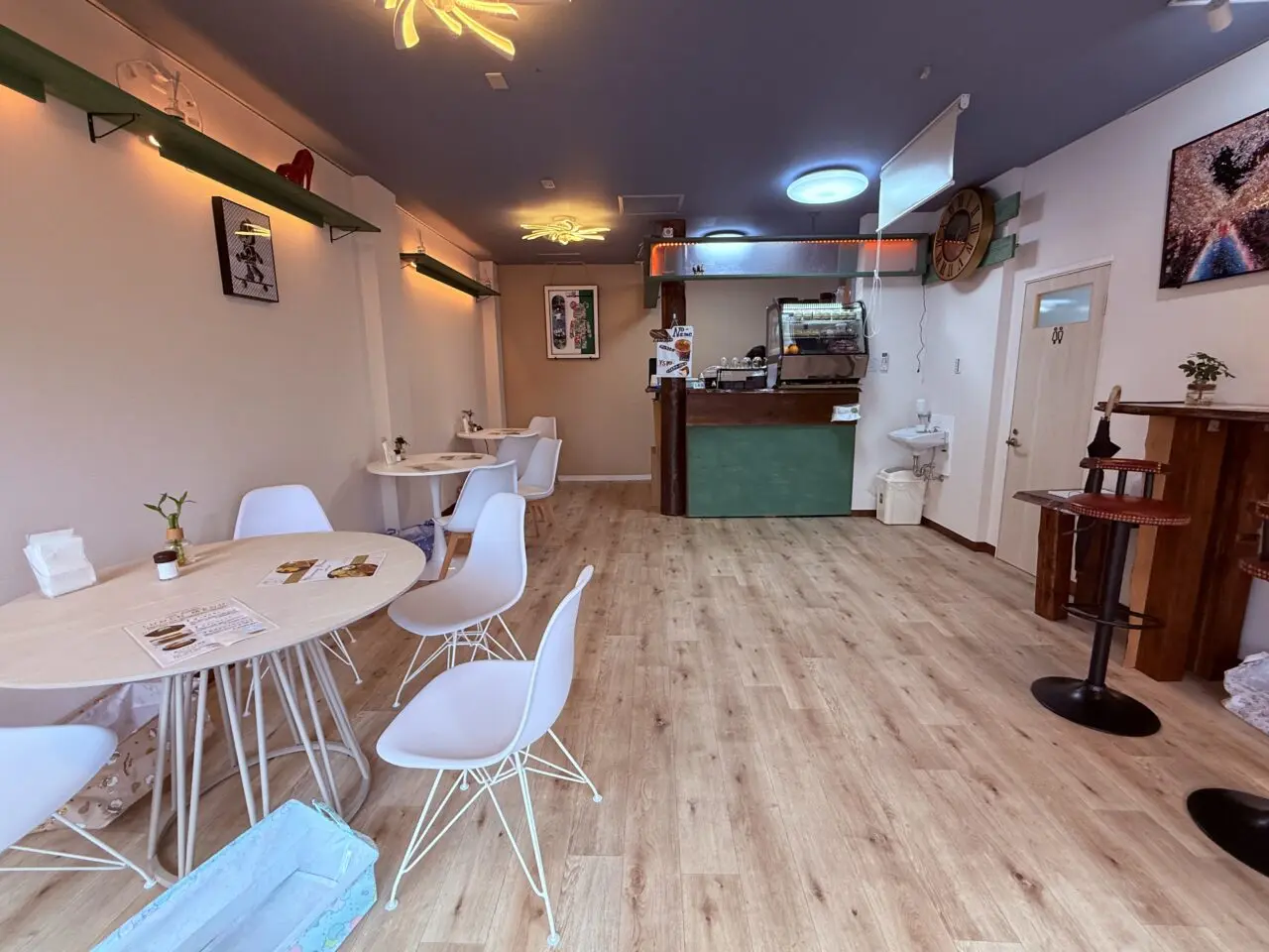 2026年9月27日に高知市大膳町にオープンした「Cafe NonamE」の店内