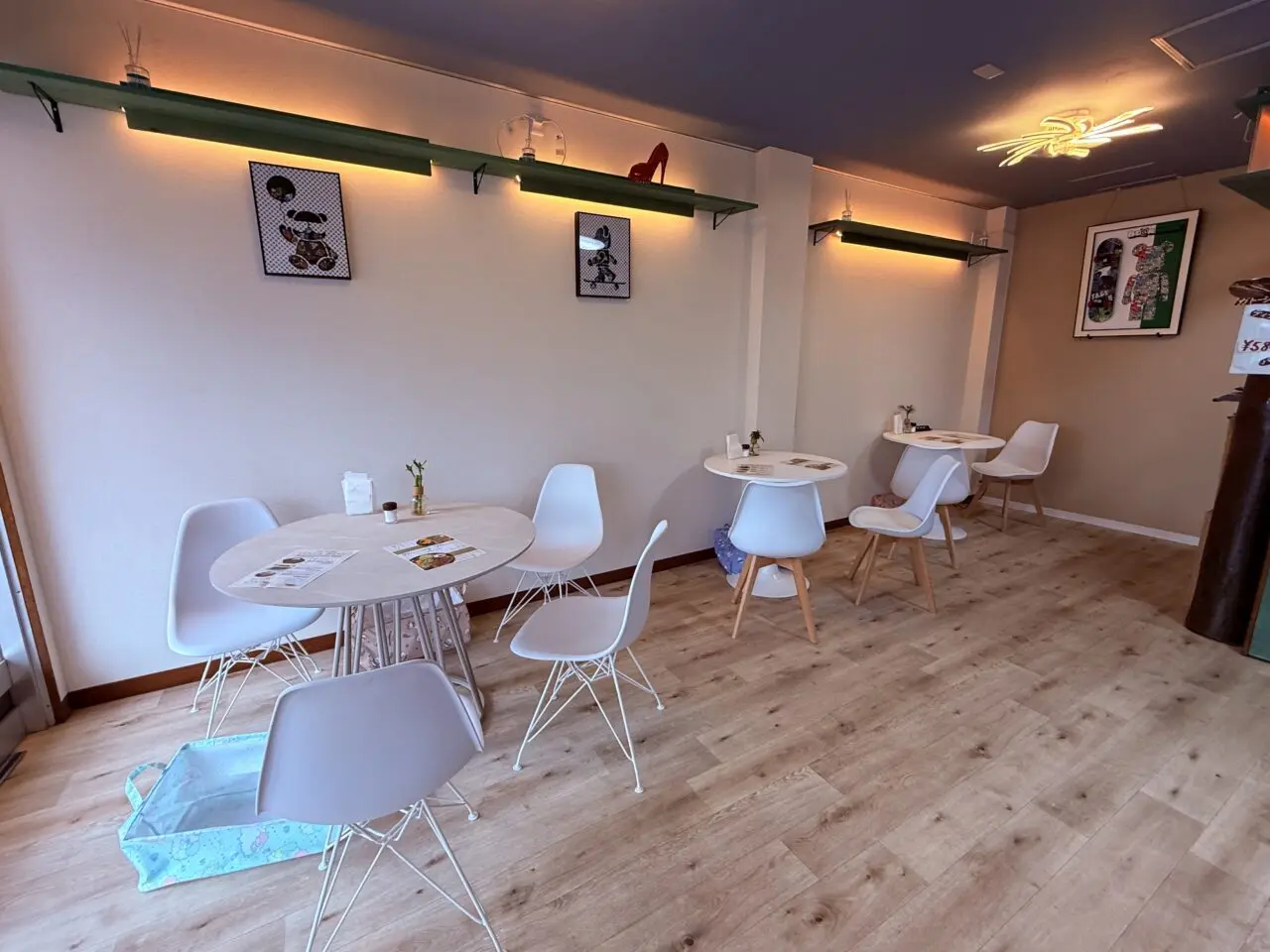 2026年9月27日に高知市大膳町にオープンした「Cafe NonamE」の店内