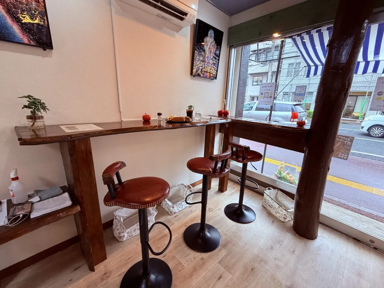 2026年9月27日に高知市大膳町にオープンした「Cafe NonamE」の店内