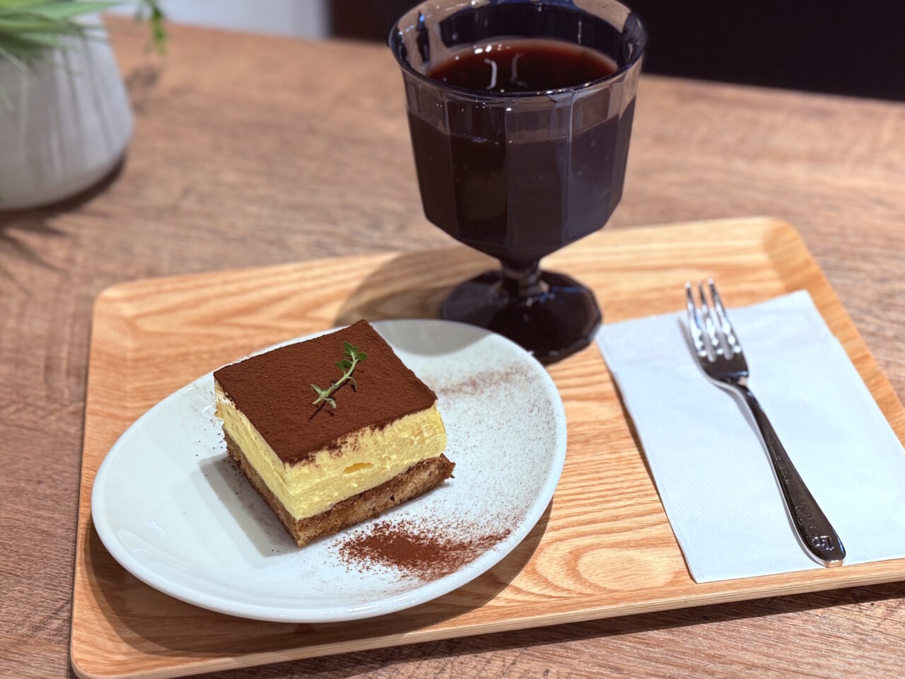 2026年10月1日にリニューアルオープンしたボタニカルカフェ「konoha」のティラミス