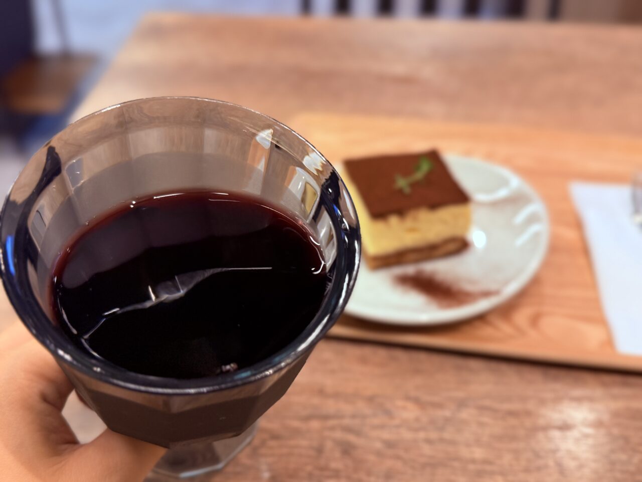 2026年10月1日にリニューアルオープンしたボタニカルカフェ「konoha」の赤ワイン