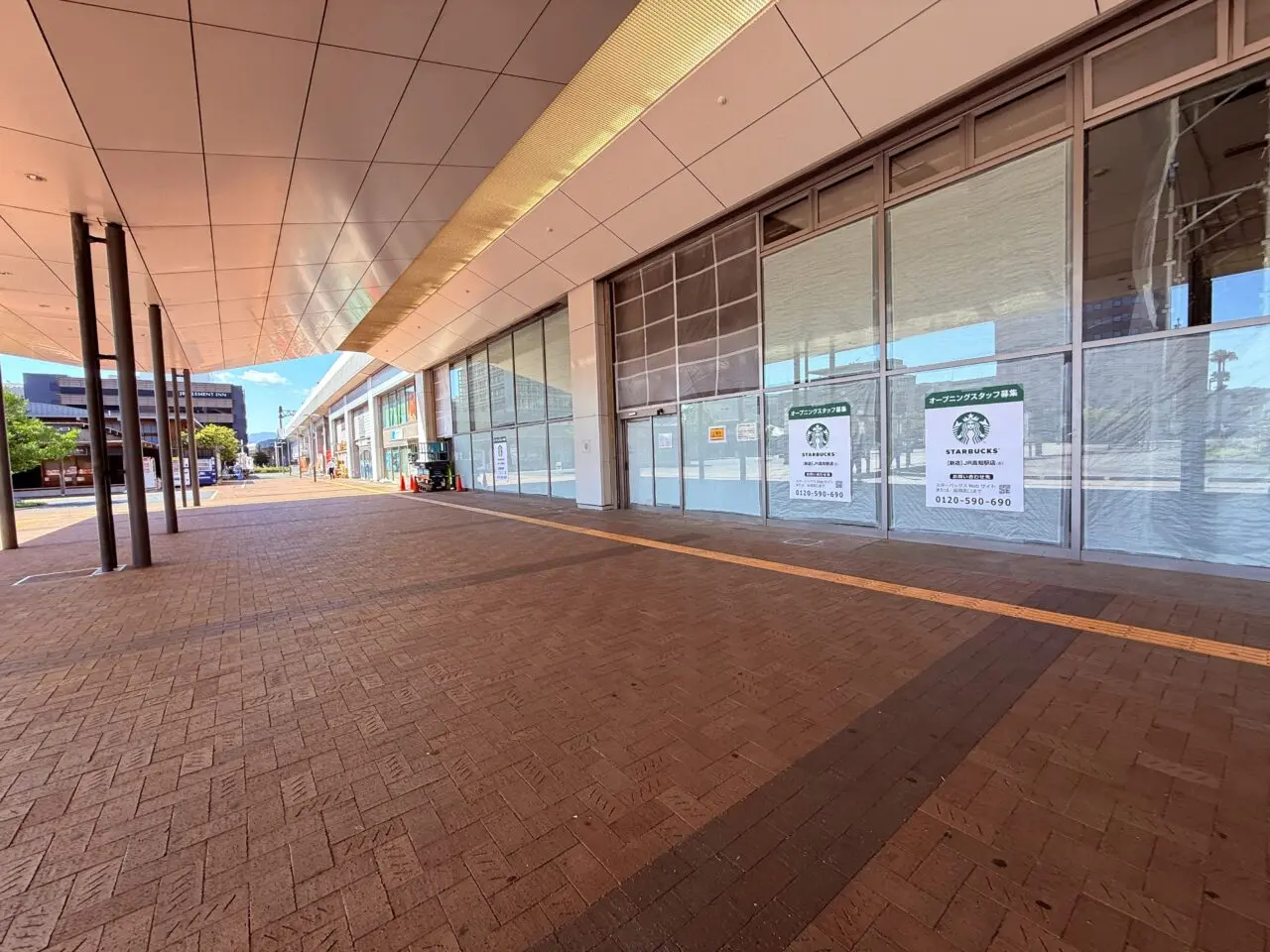 2026年12月下旬に「スターバックス JR高知駅店（仮）」がオープンする予定の「COCOCHIコーヒー」跡地